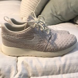 Nike women’s Roshe One Flynit